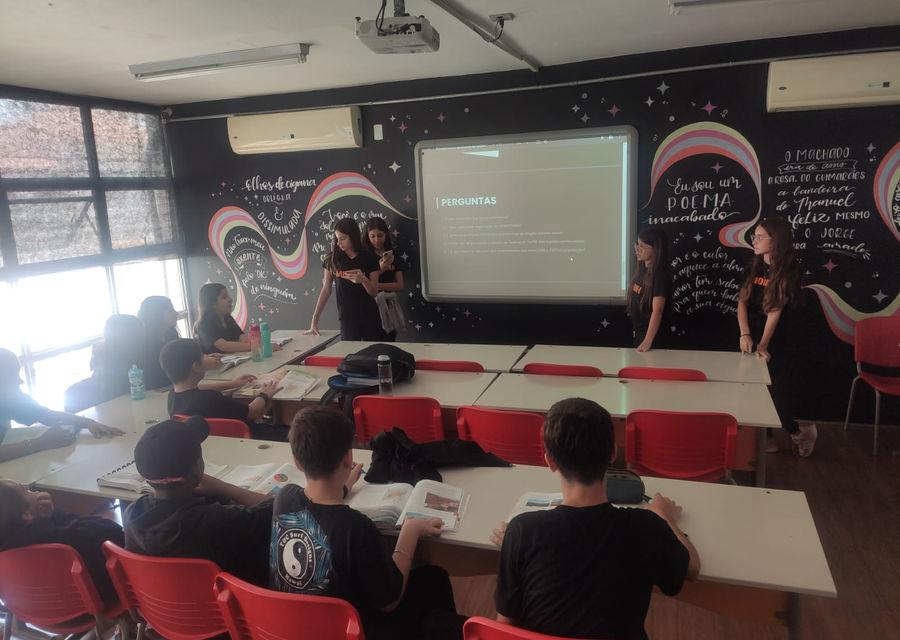 Estudantes apresentando um trabalho em sala no Ensino Fundamental 2