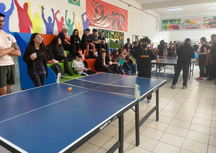 Estudantes do Ensino Médio em momento de convivência na escola